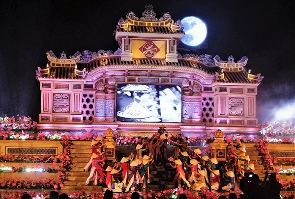 Festival Huế diễn ra vào tháng 4 hàng năm thu hút rất nhiều khách du lịch Festival Huế diễn ra vào tháng 4 hàng năm thu hút rất nhiều khách du lịch