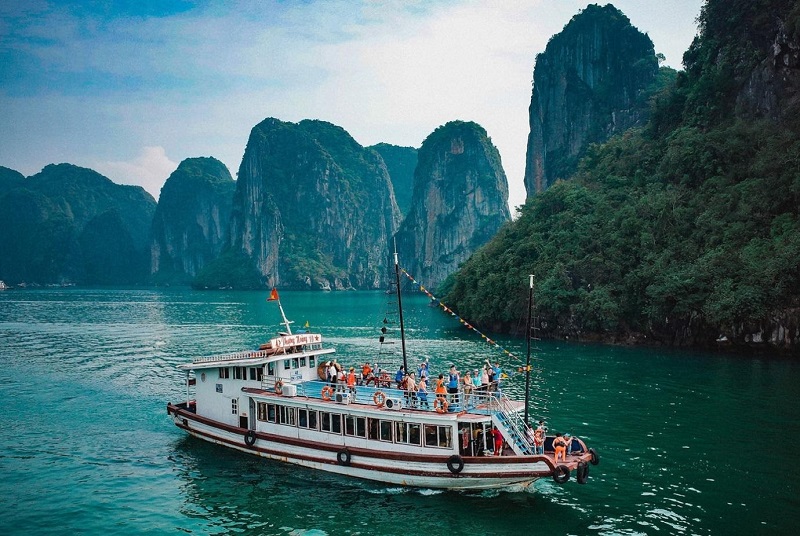 Tàu ghép thăm vịnh Hạ Long Tàu ghép thăm vịnh Hạ Long