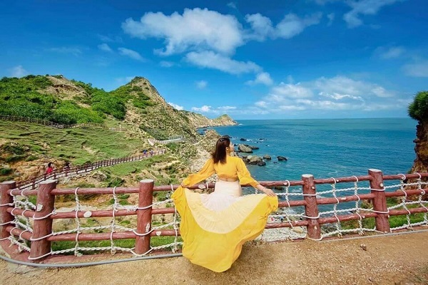 Con đường bao quanh n&uacute;i ở Eo Gi&oacute; l&agrave; địa điểm check-in cực h&oacute;t khi du lịch Quy Nhơn