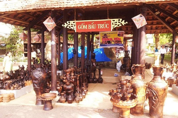 L&agrave;ng gốm B&agrave;u Tr&uacute;c (11km)