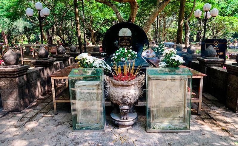 Mộ anh h&ugrave;ng chiến sĩ V&otilde; Thị S&aacute;u