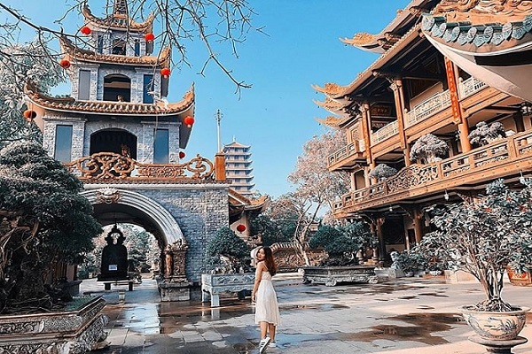 Ch&ugrave;a Thi&ecirc;n Hưng c&oacute; kiến tr&uacute;c độc đ&aacute;o thu h&uacute;t nhiều kh&aacute;ch đến tham quan