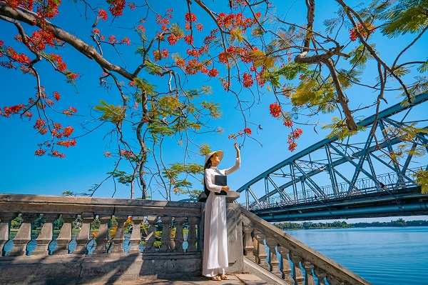 Du khách ra bến thuyền Tòa Khâm lên thuyền rồng tham quan sông Hương Du khách ra bến thuyền Tòa Khâm lên thuyền rồng tham quan sông Hương