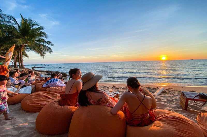 Ngắm hoàng hôn tại Ocsen Beach Bar Ngắm hoàng hôn tại Ocsen Beach Bar