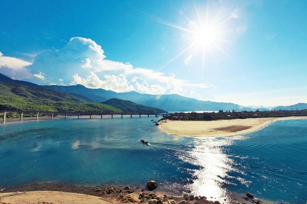 Khung cảnh thiên nhiên đẹp như mơ của Vịnh Lăng Cô Khung cảnh thiên nhiên đẹp như mơ của Vịnh Lăng Cô