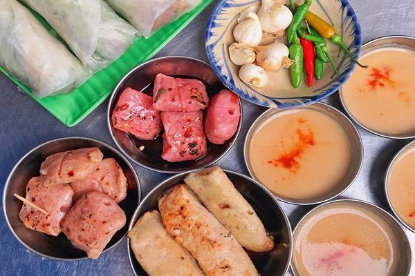 Nem chợ Huyện được ăn theo nhiều kiểu t&ugrave;y theo khẩu vị mỗi người