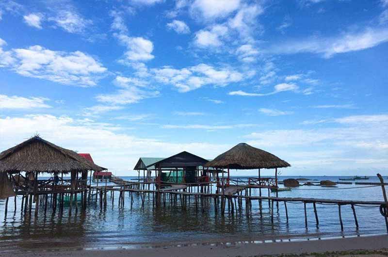 Thưởng thức hải sản tươi ngon trên những nhà bè tại làng chài Hàm Ninh Thưởng thức hải sản tươi ngon trên những nhà bè tại làng chài Hàm Ninh