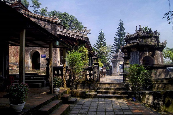 Điện Hòn Chén là ngôi đền linh thiêng nhất xứ Huế Điện Hòn Chén là ngôi đền linh thiêng nhất xứ Huế