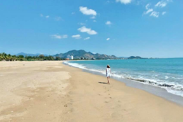 Biển Ninh Chữ mang vẻ đẹp hoang sơ