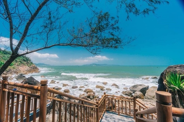 B&atilde;i Xếp nằm c&aacute;ch kh&aacute; xa trung t&acirc;m th&agrave;nh phố, mang một vẻ b&igrave;nh y&ecirc;n, hoang sơ