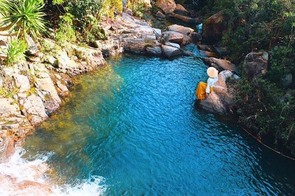 Tuyệt t&igrave;nh cốc ở Quy Nhơn được bao trọn xung quanh l&agrave; n&uacute;i rừng