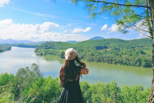 Đồi Vọng Cảnh bên dòng sông Hương Đồi Vọng Cảnh bên dòng sông Hương