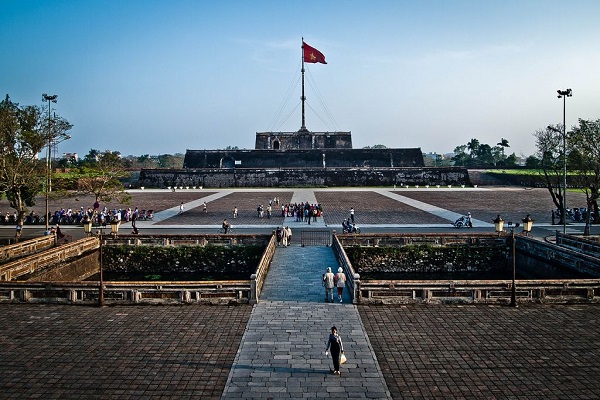 Kỳ Đài - cột cờ nằm chính giữa hướng Nam của kinh thành Kỳ Đài - cột cờ nằm chính giữa hướng Nam của kinh thành