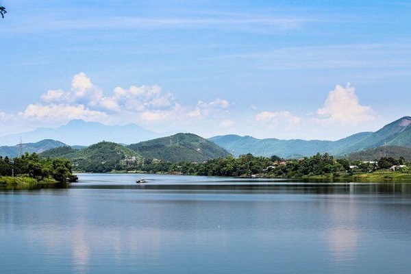Vẻ đẹp trầm mặc của núi Ngự Bình gắn liền với Sông Hương Vẻ đẹp trầm mặc của núi Ngự Bình gắn liền với Sông Hương
