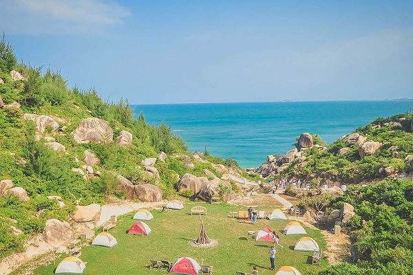 Du kh&aacute;ch thoải m&aacute;i cắm trại gần biển trong khu du lịch Trung Lương