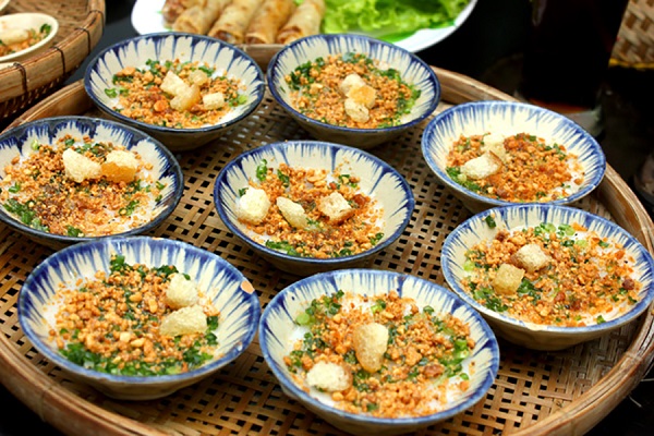 B&aacute;nh b&egrave;o ch&eacute;n &ndash; m&oacute;n ăn giản dị của người d&acirc;n Quy Nhơn