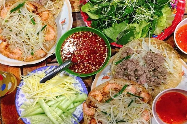 Thưởng thức m&oacute;n b&aacute;nh x&egrave;o t&ocirc;m nhảy đặc sản Quy Nhơn