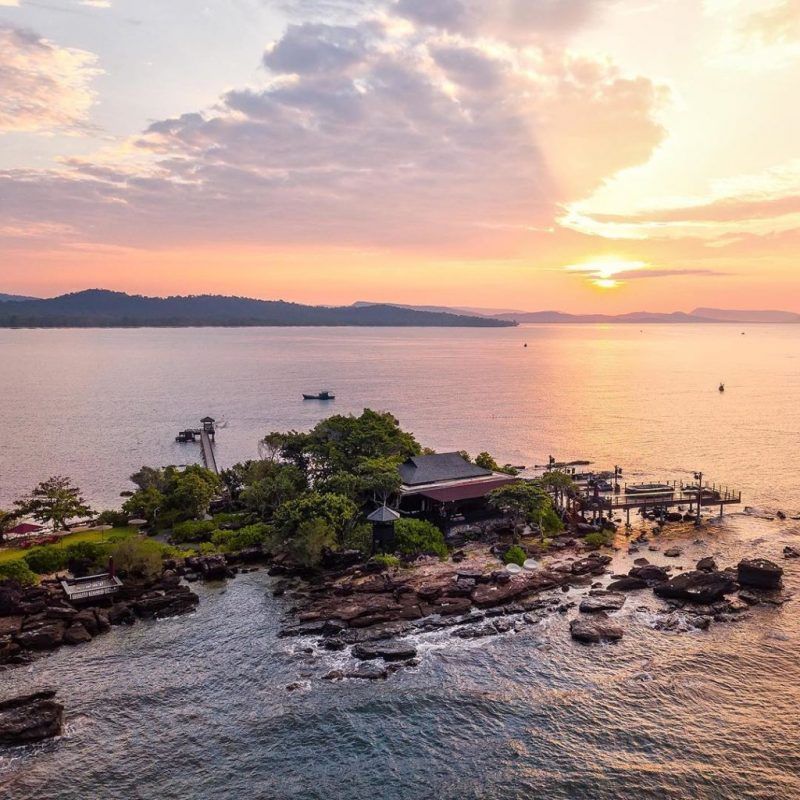Ho&agrave;ng h&ocirc;n xuống b&ecirc;n Rock Sunset Island Bar