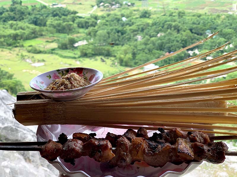 Cơm lam chấm muối vừng và ăn cùng thịt lợn nướng Cơm lam chấm muối vừng và ăn cùng thịt lợn nướng
