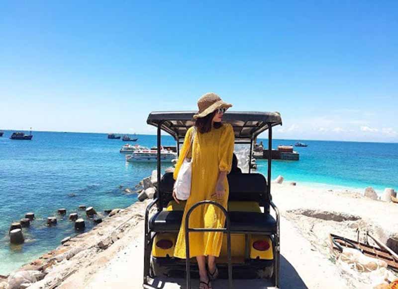 Xe điện l&agrave; phương tiện di chuyển tr&ecirc;n đảo L&yacute; Sơn rất thuận tiện