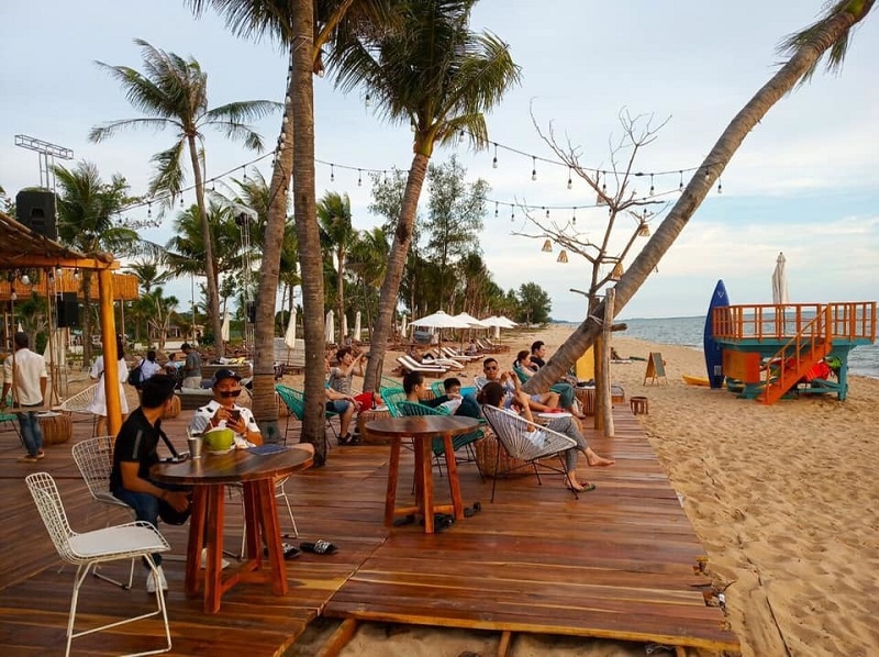 Kh&ocirc;ng gian l&yacute; tưởng cho một buổi hẹn h&ograve; ngắm ho&agrave;ng h&ocirc;n tại Shri Beach Club