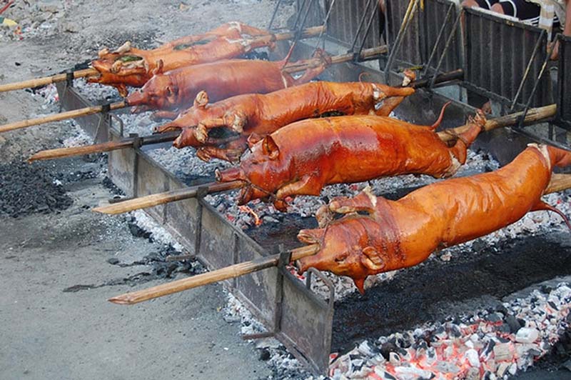Lợn cỏ nướng là món ăn đặc sản của vùng núi Tây Bắc trong đó có Pù Luông Lợn cỏ nướng là món ăn đặc sản của vùng núi Tây Bắc trong đó có Pù Luông