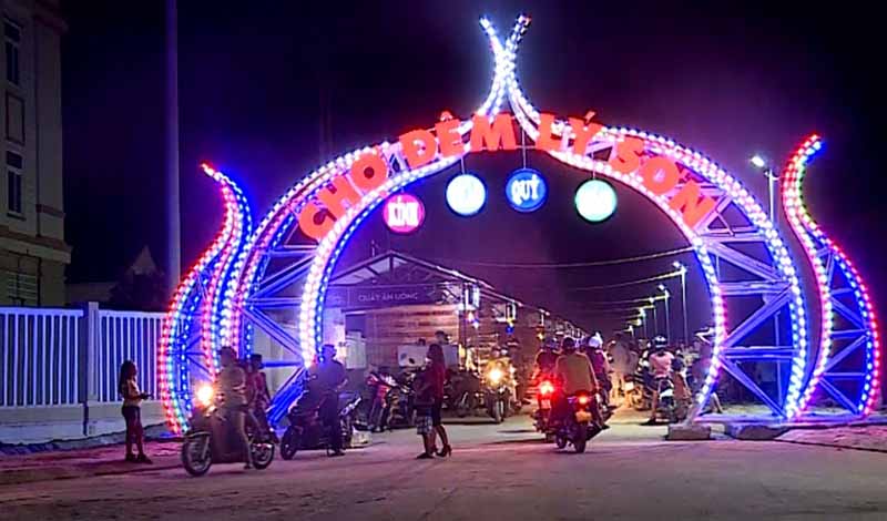 Cổng ch&agrave;o chợ đ&ecirc;m c&oacute; h&igrave;nh biểu tượng củ tỏi &ndash; đặc sản của L&yacute; Sơn