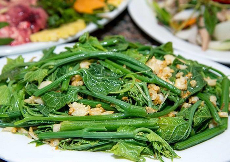 Ngọn su su xào tỏi là món đặc sản của Tam Đảo Ngọn su su xào tỏi là món đặc sản của Tam Đảo