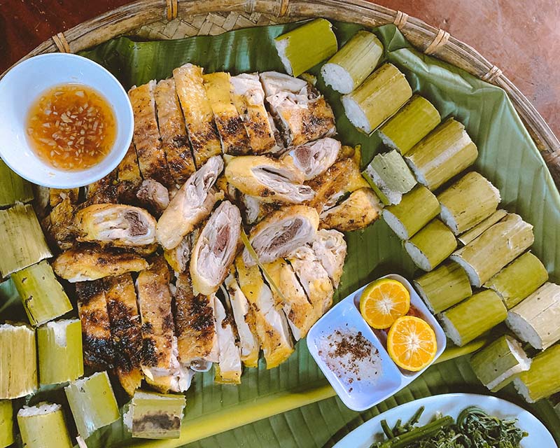 Gà đồi nướng mắc khén, ăn cùng cơm lam đậm chất núi rừng Gà đồi nướng mắc khén, ăn cùng cơm lam đậm chất núi rừng
