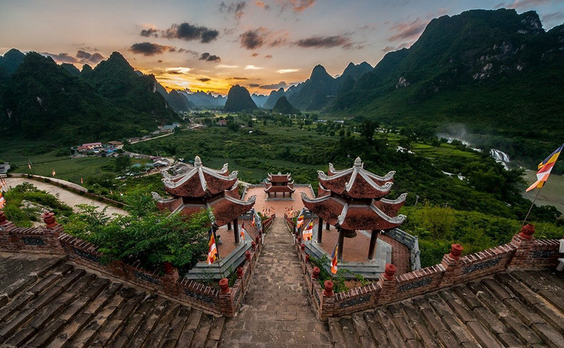 Đứng từ trên đỉnh chùa bạn có thể ngắm được gần như trọn vẹn thác Bản Giốc Đứng từ trên đỉnh chùa bạn có thể ngắm được gần như trọn vẹn thác Bản Giốc