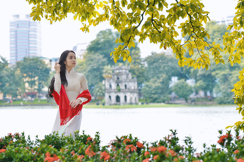 Hồ Gươm là nơi bất kì du khách nào cũng muốn đặt chân tới Hồ Gươm là nơi bất kì du khách nào cũng muốn đặt chân tới