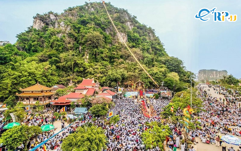 Tượng đồng Thi&ecirc;n Thủ Thi&ecirc;n Nh&atilde;n Quan &Acirc;m ngay trong khu&ocirc;n vi&ecirc;n ch&ugrave;a v&ocirc; c&ugrave;ng đặc sắc