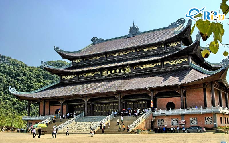 Động thờ Mẫu hay c&ograve;n gọi l&agrave; hang Tối, thờ tam t&ograve;a Th&aacute;nh Mẫu