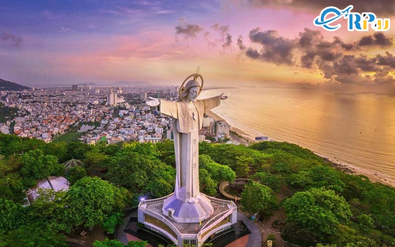 Tượng Ch&uacute;a Giesu Kito Vua l&agrave; biểu tượng của đạo gi&aacute;o tại th&agrave;nh phố biển Vũng T&agrave;u