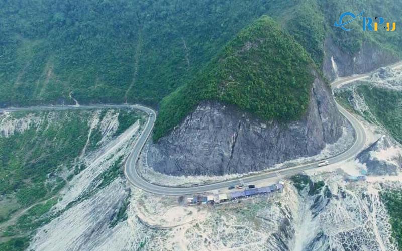 Ngay dưới chân đèo Thung Khe như một bức tranh sơn thủy tuyệt đẹp Ngay dưới chân đèo Thung Khe như một bức tranh sơn thủy tuyệt đẹp