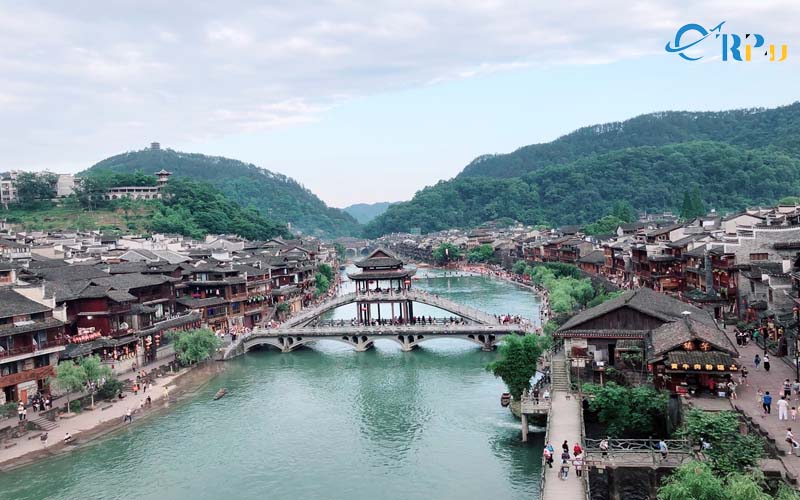 Phượng Hoàng cổ trấn tọa lạc tại huyện Phượng Hoàng, phía tây tỉnh Hồ Nam, Trung Quốc Phượng Hoàng cổ trấn tọa lạc tại huyện Phượng Hoàng, phía tây tỉnh Hồ Nam, Trung Quốc