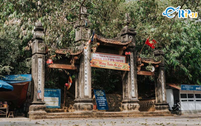 Phương là một ngôi chùa được xây trên đỉnh đồi Câu Lậu Phương là một ngôi chùa được xây trên đỉnh đồi Câu Lậu