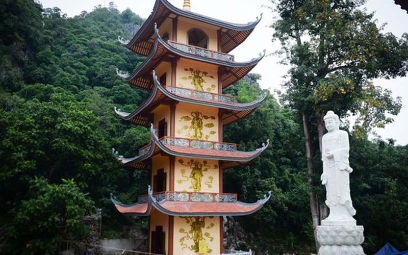 Qua bao nhiêu thăng trầm lịch sử, chùa vẫn hiên ngang sừng sững Qua bao nhiêu thăng trầm lịch sử, chùa vẫn hiên ngang sừng sững