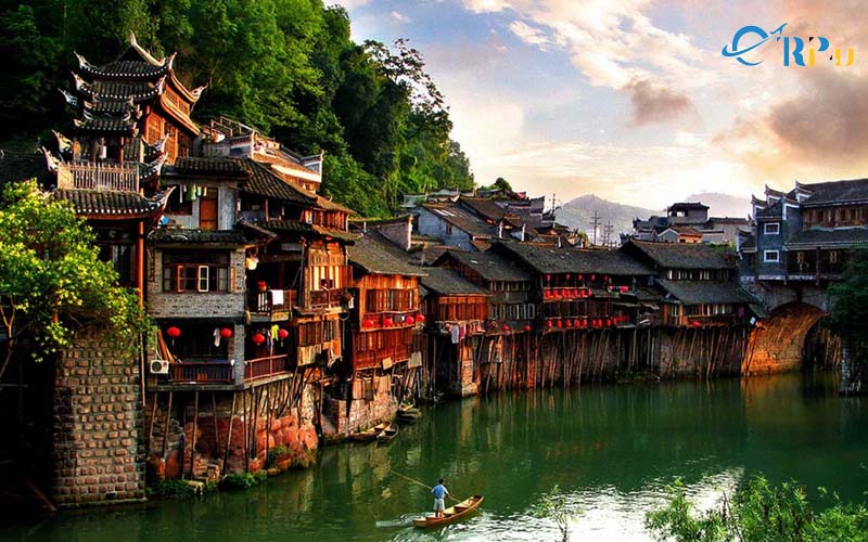 Phượng Hoàng cổ trấn hấp dẫn khách du lịch bằng vẻ đẹp cổ kính Phượng Hoàng cổ trấn hấp dẫn khách du lịch bằng vẻ đẹp cổ kính