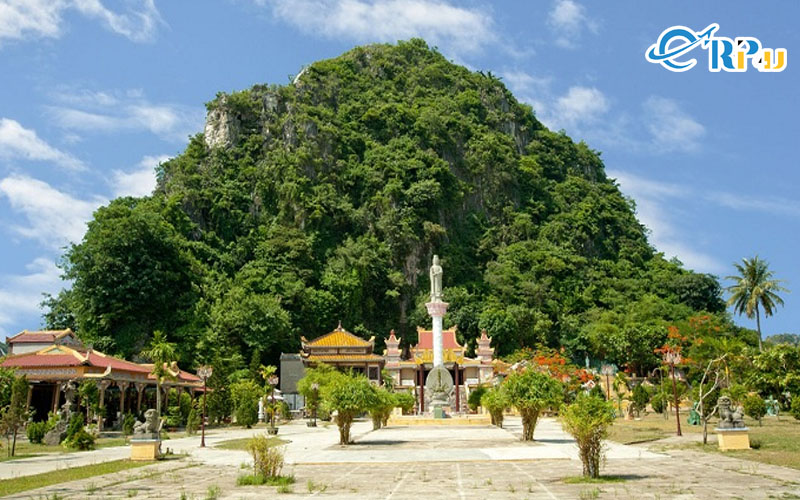 Ch&ugrave;a Quan &Acirc;m l&agrave; một trong những ng&ocirc;i ch&ugrave;a c&oacute; tuổi đời l&acirc;u năm, nổi tiếng linh thi&ecirc;ng tại Đ&agrave; Nẵng