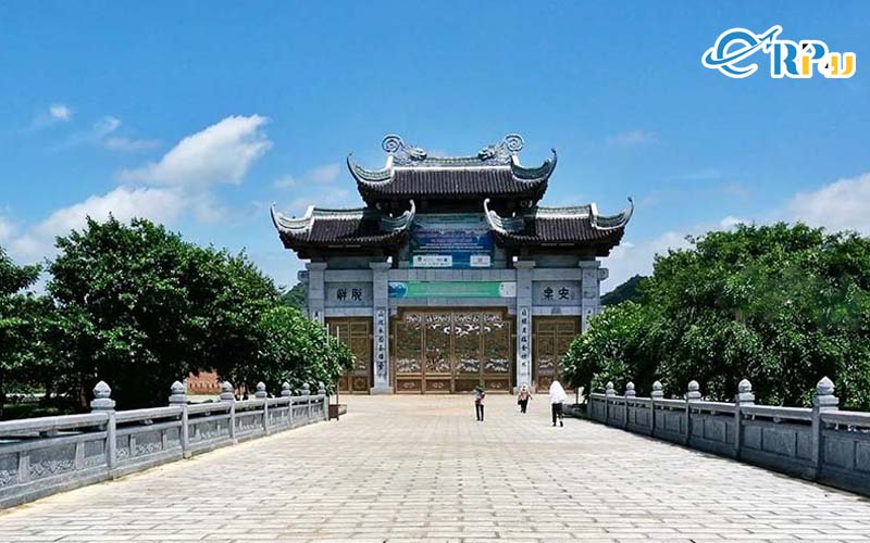 Khi v&agrave;o tham quan ch&ugrave;a B&aacute;i Đ&iacute;nh, bạn sẽ bước qua cổng Tam Quan