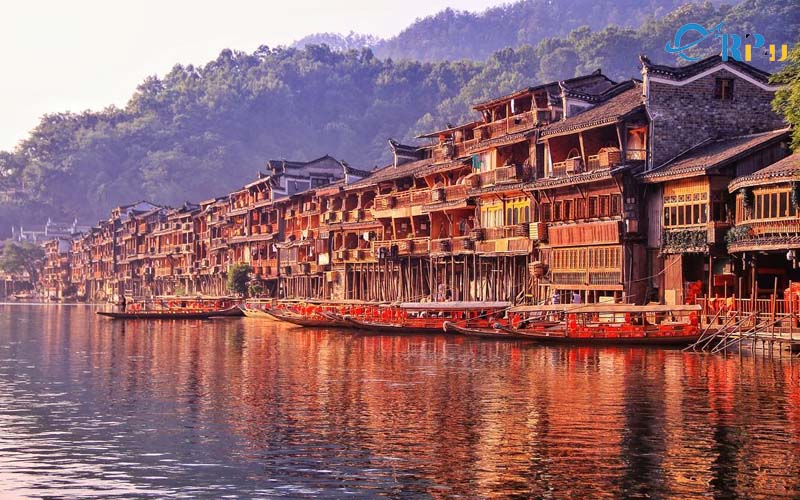 Các tour du lịch tại Phượng Hoàng cổ trấn lại luôn luôn thu hút đông đảo người tham gia Các tour du lịch tại Phượng Hoàng cổ trấn lại luôn luôn thu hút đông đảo người tham gia