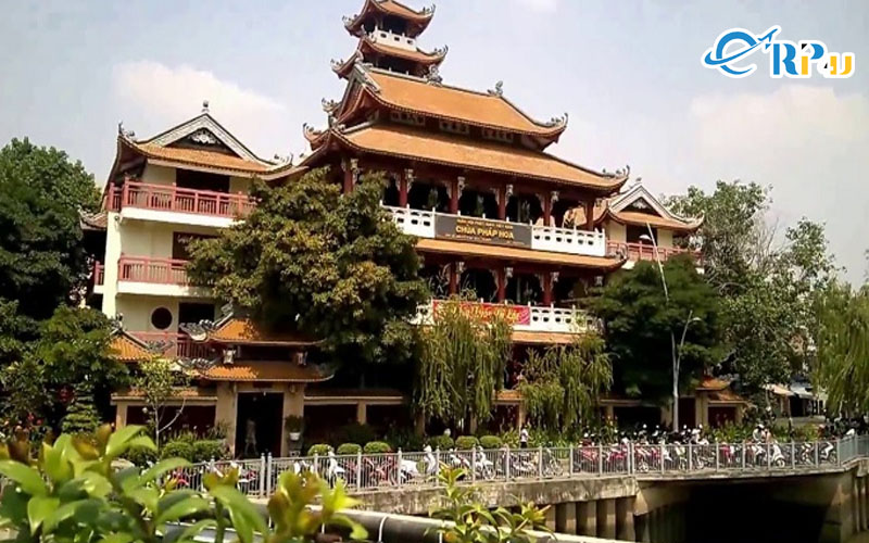 Ch&ugrave;a Ph&aacute;p Hoa l&agrave; một ng&ocirc;i ch&ugrave;a nổi tiếng tại Hồ Ch&iacute; Minh