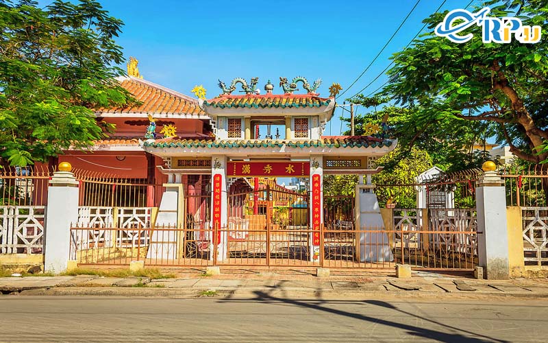 Dinh Vạn Thuỷ Tú là một ngôi đền thờ được xây dựng từ năm 1762 thờ thần Nam Hải-tức là Cá Ông (hay còn là cá Voi) Dinh Vạn Thuỷ Tú là một ngôi đền thờ được xây dựng từ năm 1762 thờ thần Nam Hải-tức là Cá Ông (hay còn là cá Voi)