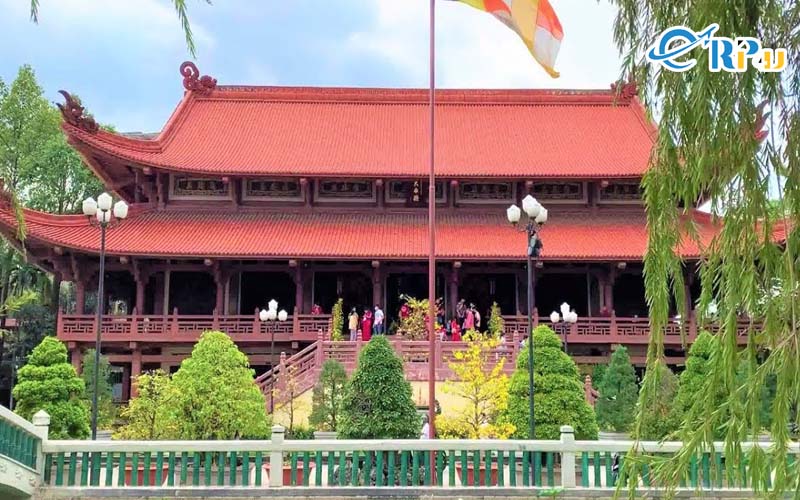 Tiến v&agrave;o s&acirc;u b&ecirc;n trong ch&aacute;nh điện, bạn sẽ trầm trồ với cửa chạm 12 con gi&aacute;p v&agrave; b&aacute;t bộ kim cang cực kỳ tinh xảo