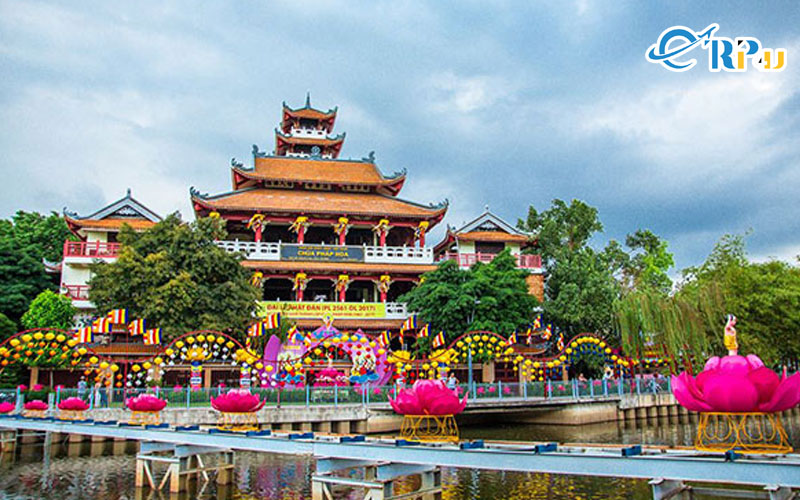 Ch&ugrave;a Ph&aacute;p Hoa được th&agrave;nh lập v&agrave;o năm 1928, do h&ograve;a thượng Đạo Hạ Thanh đứng l&ecirc;n chủ tr&igrave; x&acirc;y dựng.