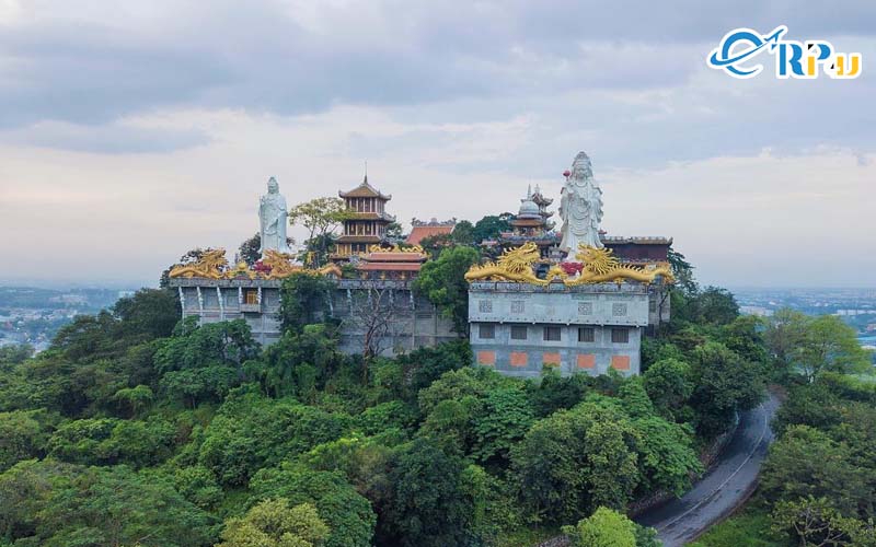 Chùa Châu Thới ẩn hiện sau những rừng cây xanh ngát, với nhiều hồ nhân tạo xung quanh. Chùa Châu Thới ẩn hiện sau những rừng cây xanh ngát, với nhiều hồ nhân tạo xung quanh.