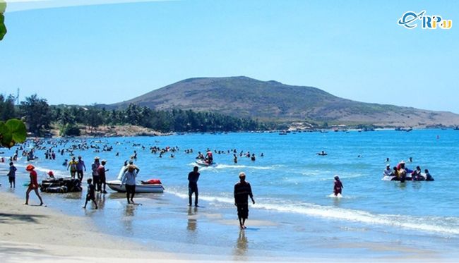 Hòn Rơm gần như lưu giữ được nét đẹp hoang sơ và tạo nên một khung cảnh rất thân thuộc Hòn Rơm gần như lưu giữ được nét đẹp hoang sơ và tạo nên một khung cảnh rất thân thuộc