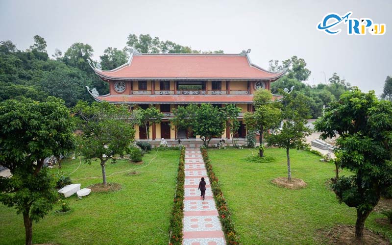 Chùa Cổ Am không chỉ gây ấn tượng cho các du khách đến thăm bằng những kiến trúc và pho tượng đầy độc đáo và ấn tượng Chùa Cổ Am không chỉ gây ấn tượng cho các du khách đến thăm bằng những kiến trúc và pho tượng đầy độc đáo và ấn tượng