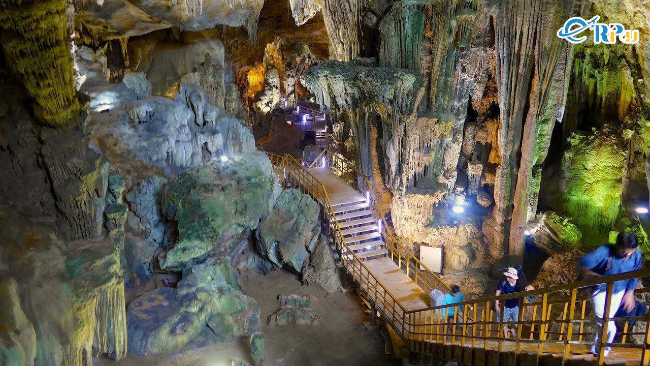 Động Phong Nha với nhiều hang động đ&aacute; v&ocirc;i tuyệt đẹp